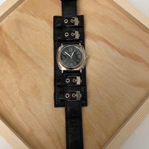 Watch can use with big straps or not.